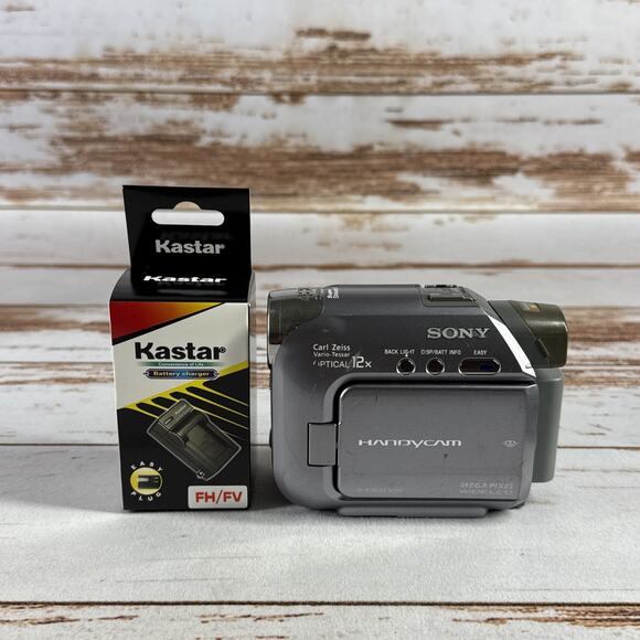 Sony DCR-HC42 MiniDV Camcorder W/ New Charger & Battery - Picture 1 of 6